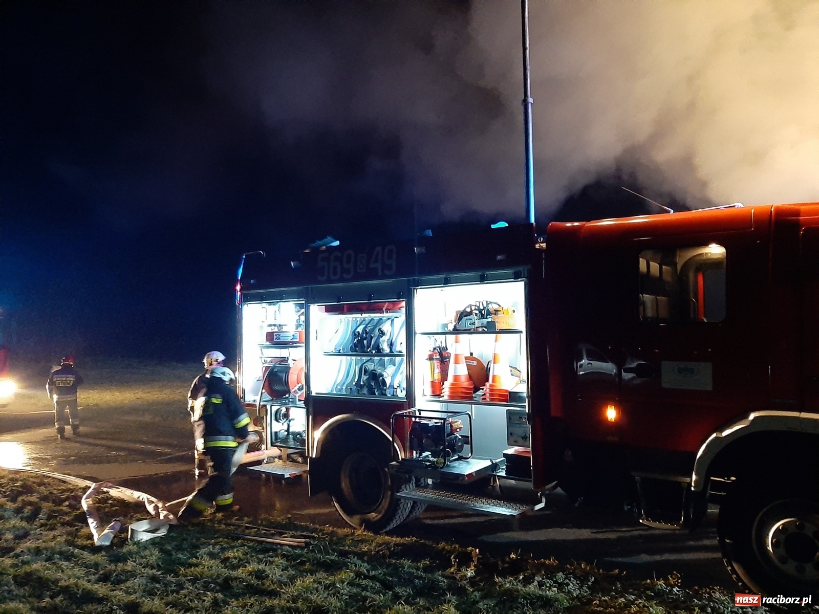 Zdjęcie w galerii na portalu naszraciborz.pl: Płonie stóg słomy przy drodze z Bolesławia na Urbanek [FOTO i WIDEO] wiadomości z regionu