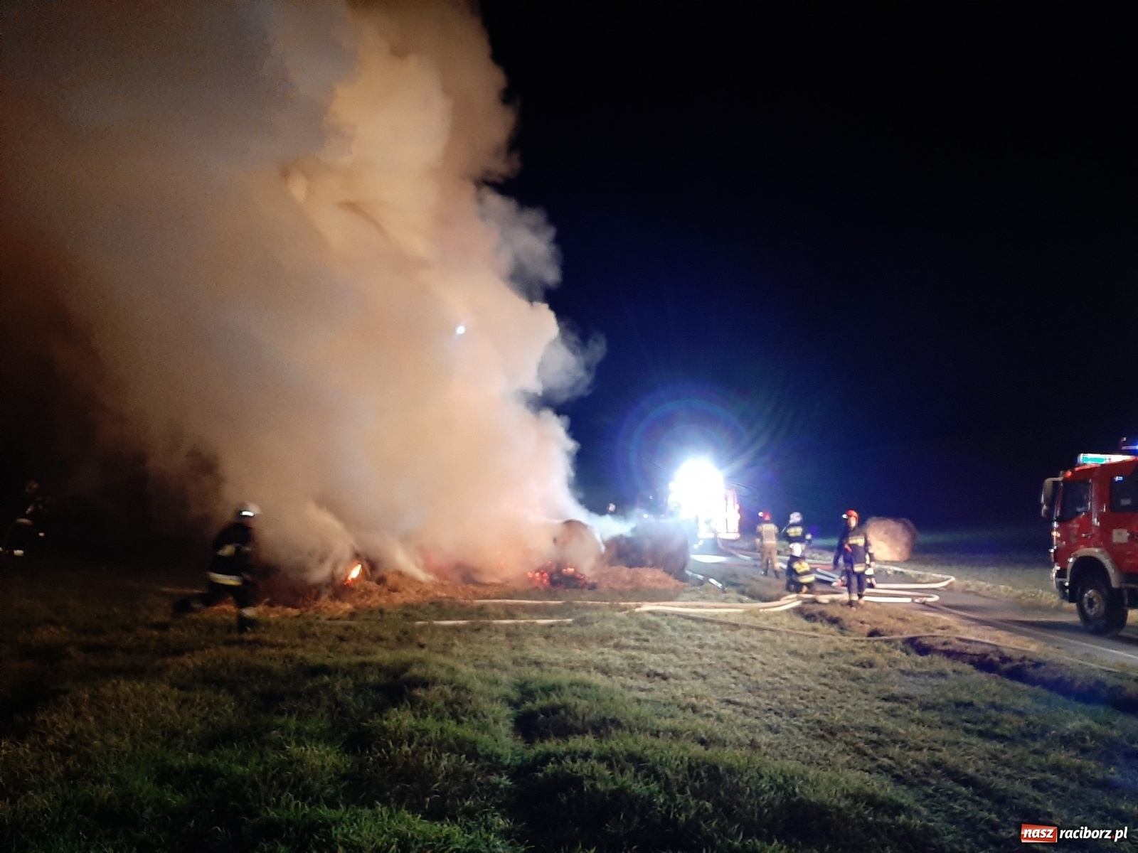 Zdjęcie w galerii na portalu naszraciborz.pl: Płonie stóg słomy przy drodze z Bolesławia na Urbanek [FOTO i WIDEO] wiadomości z regionu