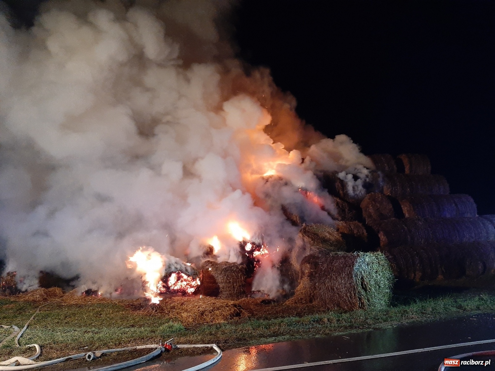 Zdjęcie w galerii na portalu naszraciborz.pl: Płonie stóg słomy przy drodze z Bolesławia na Urbanek [FOTO i WIDEO] wiadomości z regionu
