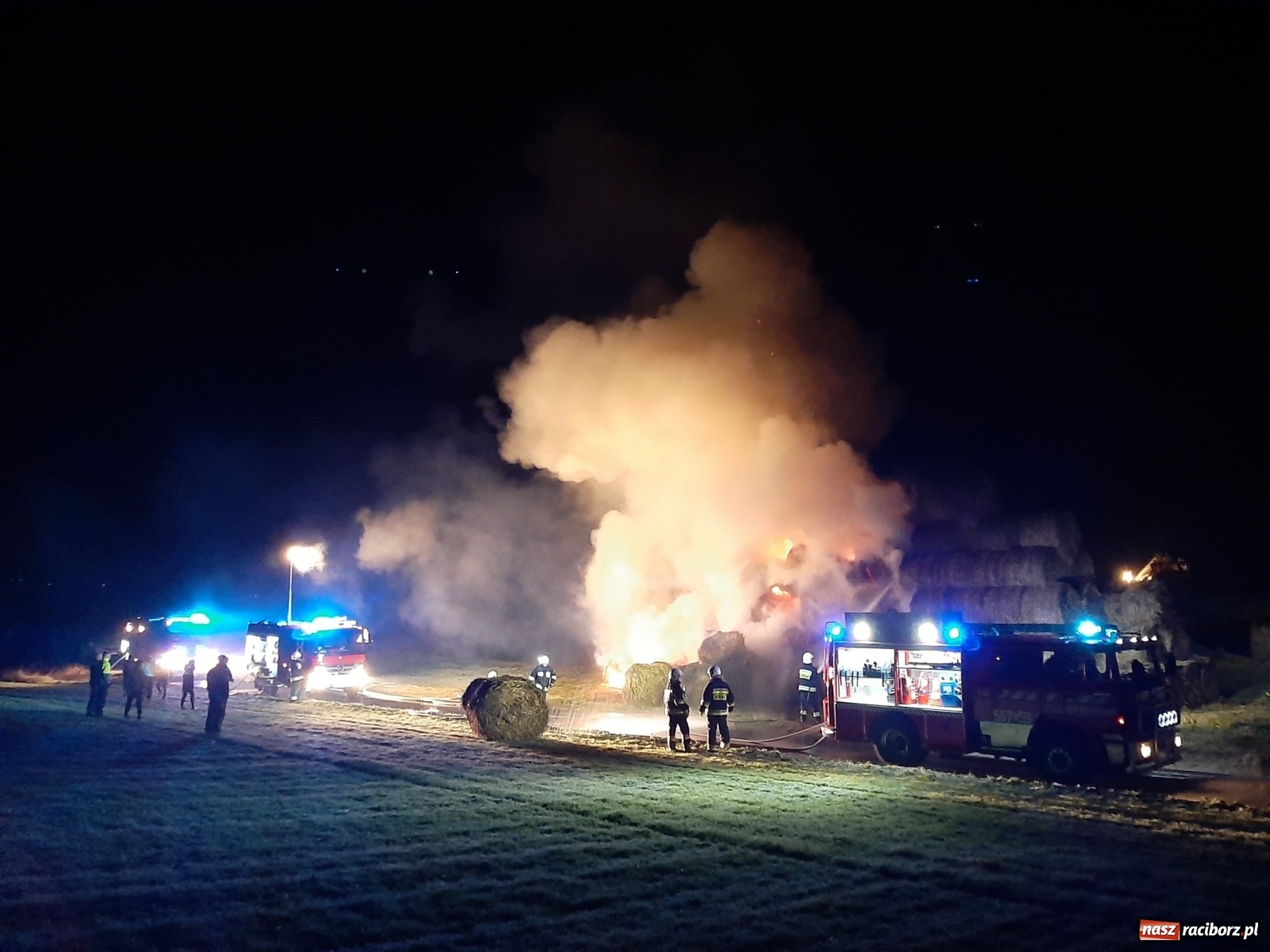 Zdjęcie w galerii na portalu naszraciborz.pl: Płonie stóg słomy przy drodze z Bolesławia na Urbanek [FOTO i WIDEO] wiadomości z regionu