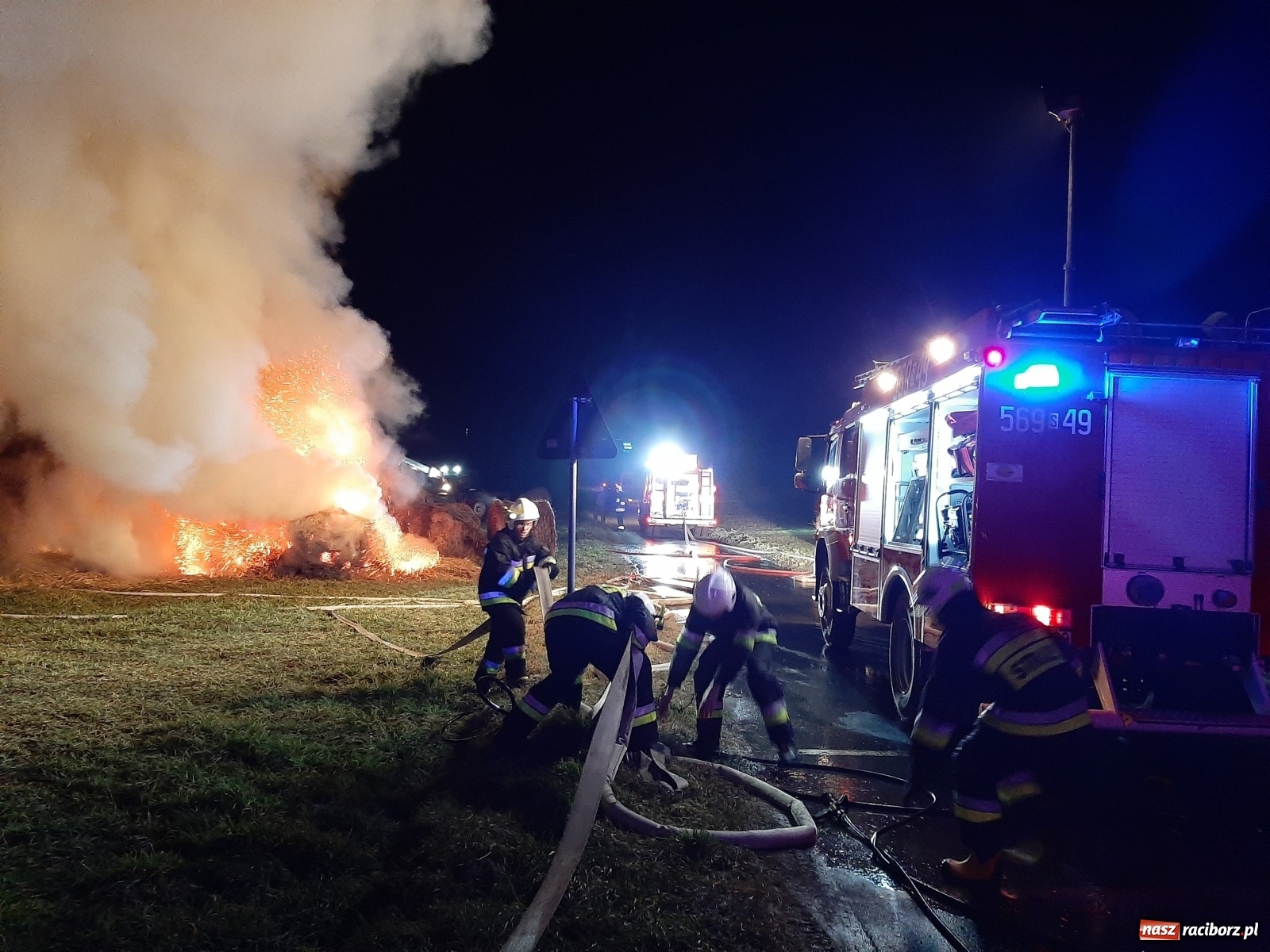 Zdjęcie w galerii na portalu naszraciborz.pl: Płonie stóg słomy przy drodze z Bolesławia na Urbanek [FOTO i WIDEO] wiadomości z regionu