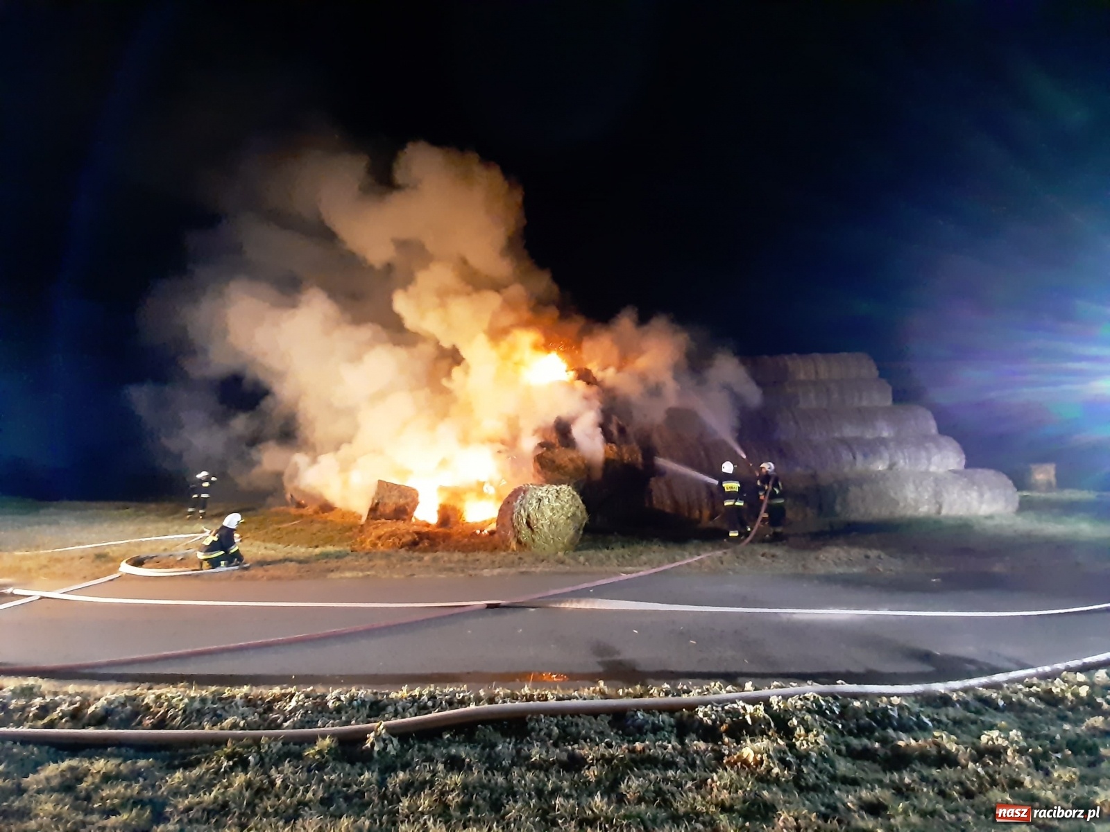 Zdjęcie w galerii na portalu naszraciborz.pl: Płonie stóg słomy przy drodze z Bolesławia na Urbanek [FOTO i WIDEO] wiadomości z regionu