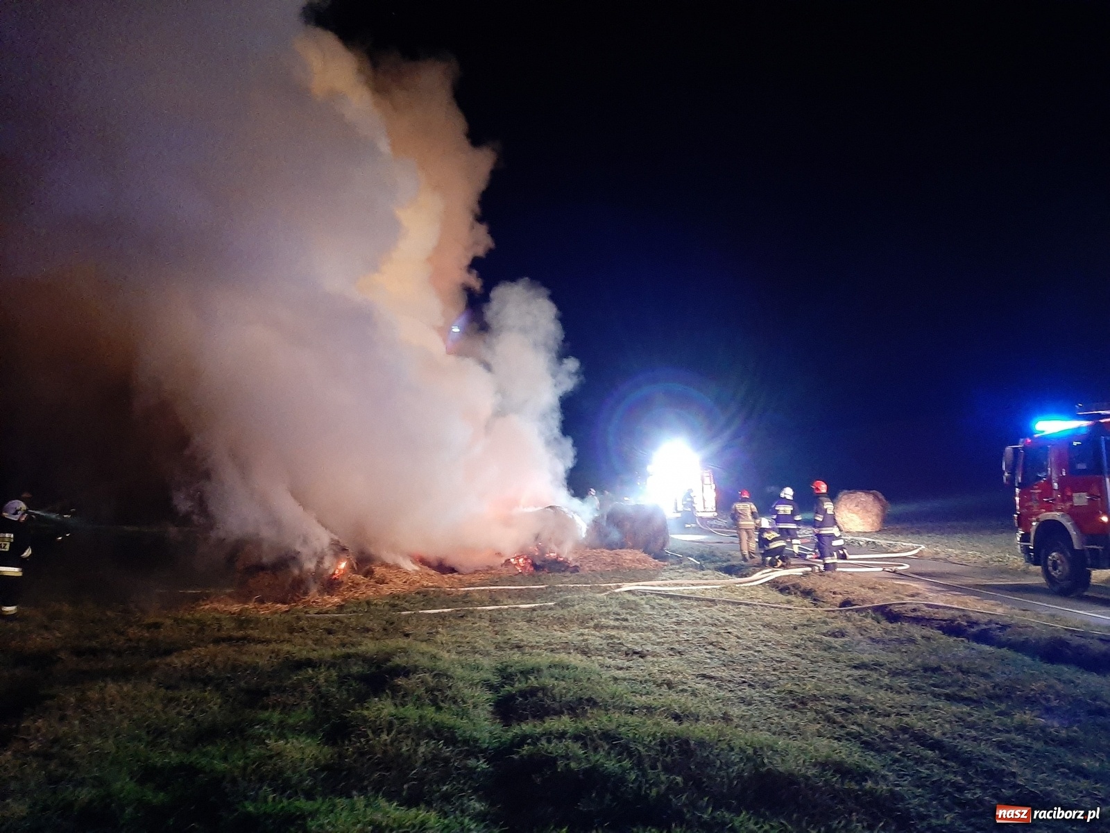 Zdjęcie w galerii na portalu naszraciborz.pl: Płonie stóg słomy przy drodze z Bolesławia na Urbanek [FOTO i WIDEO] wiadomości z regionu