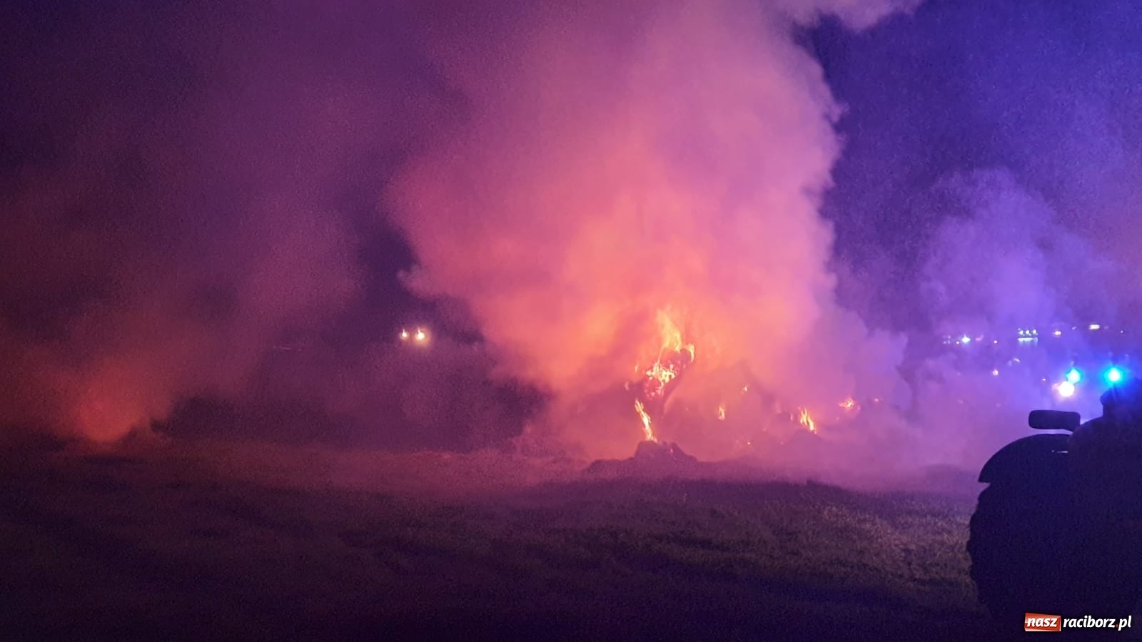 Zdjęcie w galerii na portalu naszraciborz.pl: Płonie stóg słomy przy drodze z Bolesławia na Urbanek [FOTO i WIDEO] wiadomości z regionu