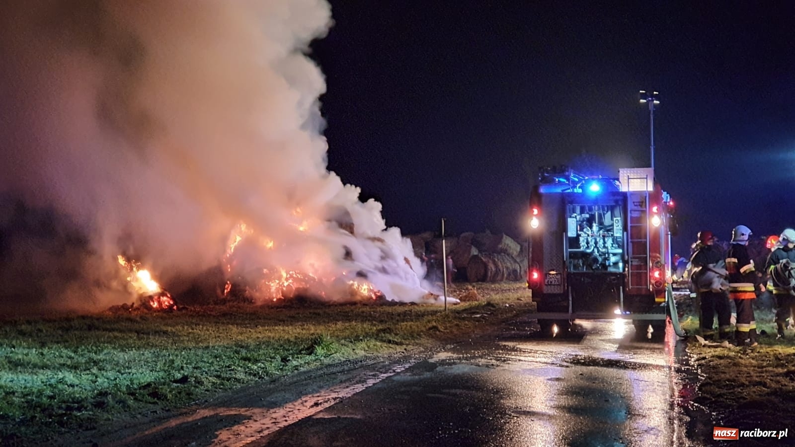 Zdjęcie w galerii na portalu naszraciborz.pl: Płonie stóg słomy przy drodze z Bolesławia na Urbanek [FOTO i WIDEO] wiadomości z regionu