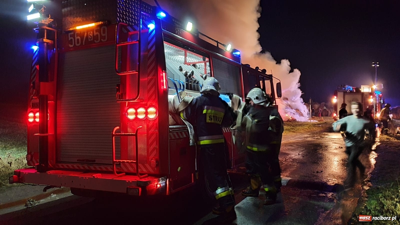 Zdjęcie w galerii na portalu naszraciborz.pl: Płonie stóg słomy przy drodze z Bolesławia na Urbanek [FOTO i WIDEO] wiadomości z regionu