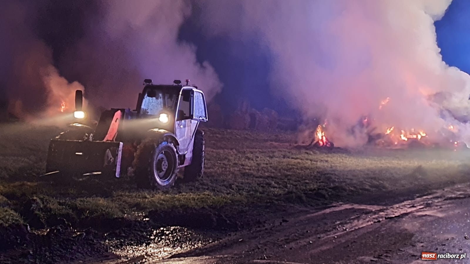 Zdjęcie w galerii na portalu naszraciborz.pl: Płonie stóg słomy przy drodze z Bolesławia na Urbanek [FOTO i WIDEO] wiadomości z regionu