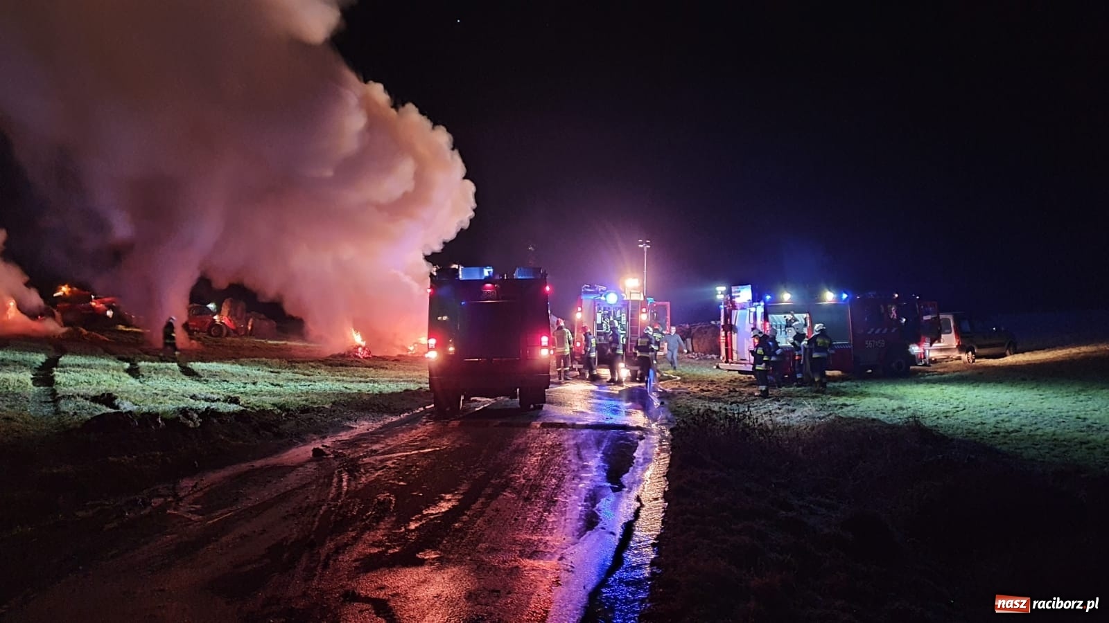 Zdjęcie w galerii na portalu naszraciborz.pl: Płonie stóg słomy przy drodze z Bolesławia na Urbanek [FOTO i WIDEO] wiadomości z regionu