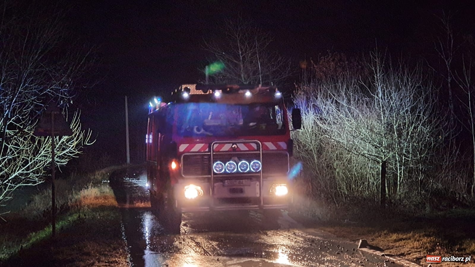 Zdjęcie w galerii na portalu naszraciborz.pl: Płonie stóg słomy przy drodze z Bolesławia na Urbanek [FOTO i WIDEO] wiadomości z regionu