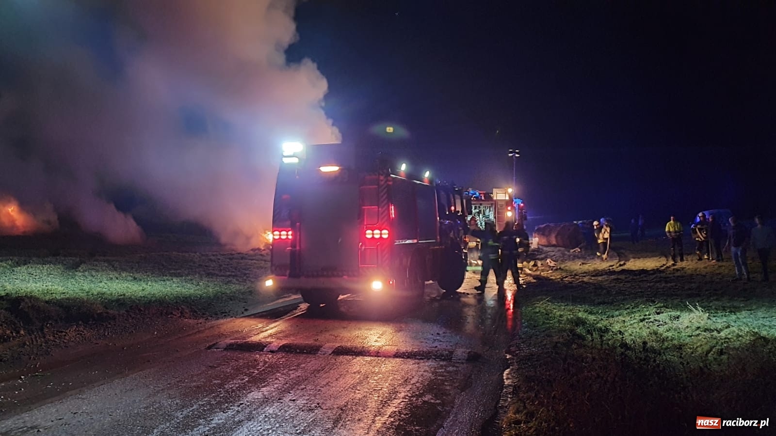 Zdjęcie w galerii na portalu naszraciborz.pl: Płonie stóg słomy przy drodze z Bolesławia na Urbanek [FOTO i WIDEO] wiadomości z regionu