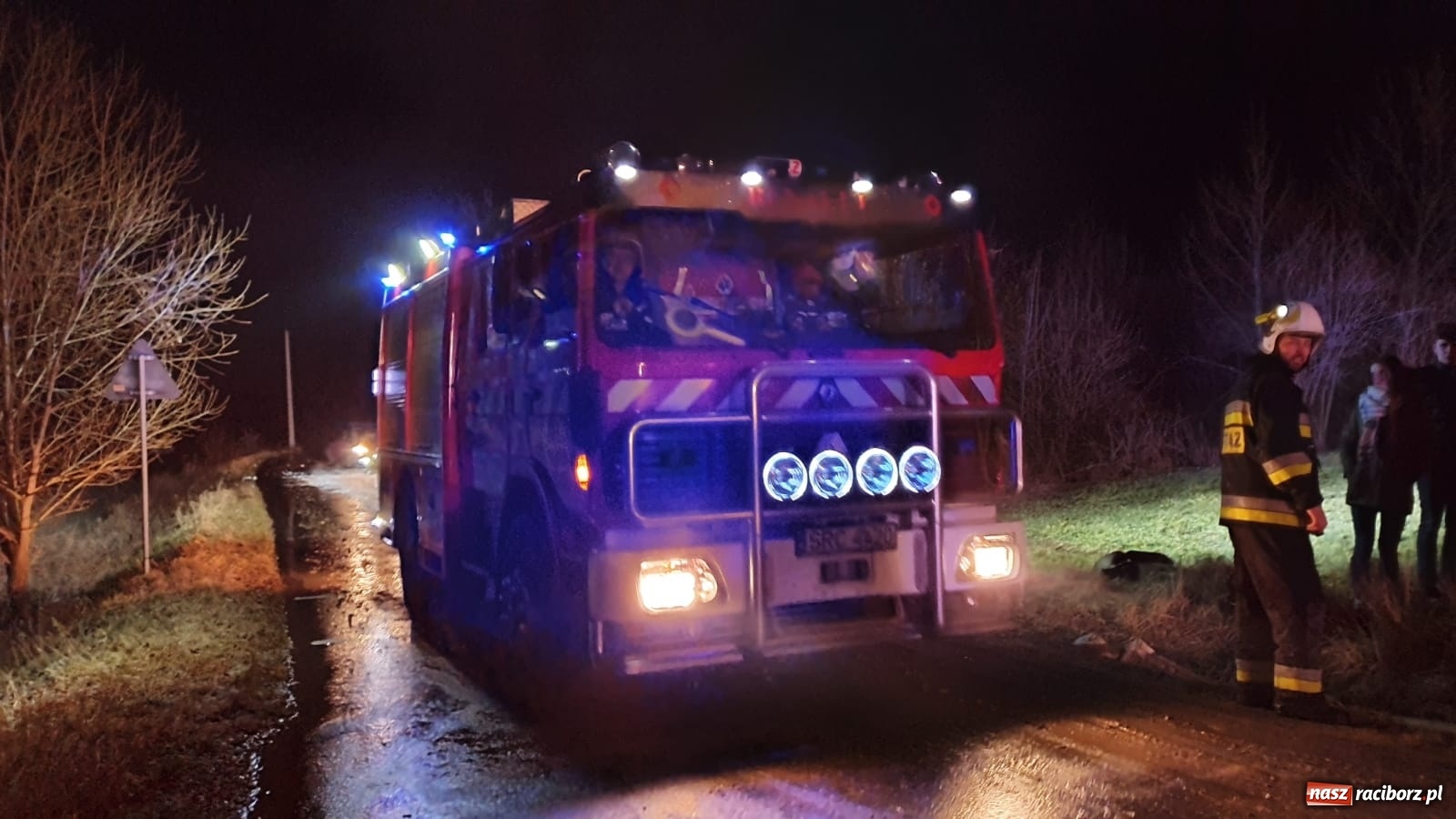 Zdjęcie w galerii na portalu naszraciborz.pl: Płonie stóg słomy przy drodze z Bolesławia na Urbanek [FOTO i WIDEO] wiadomości z regionu