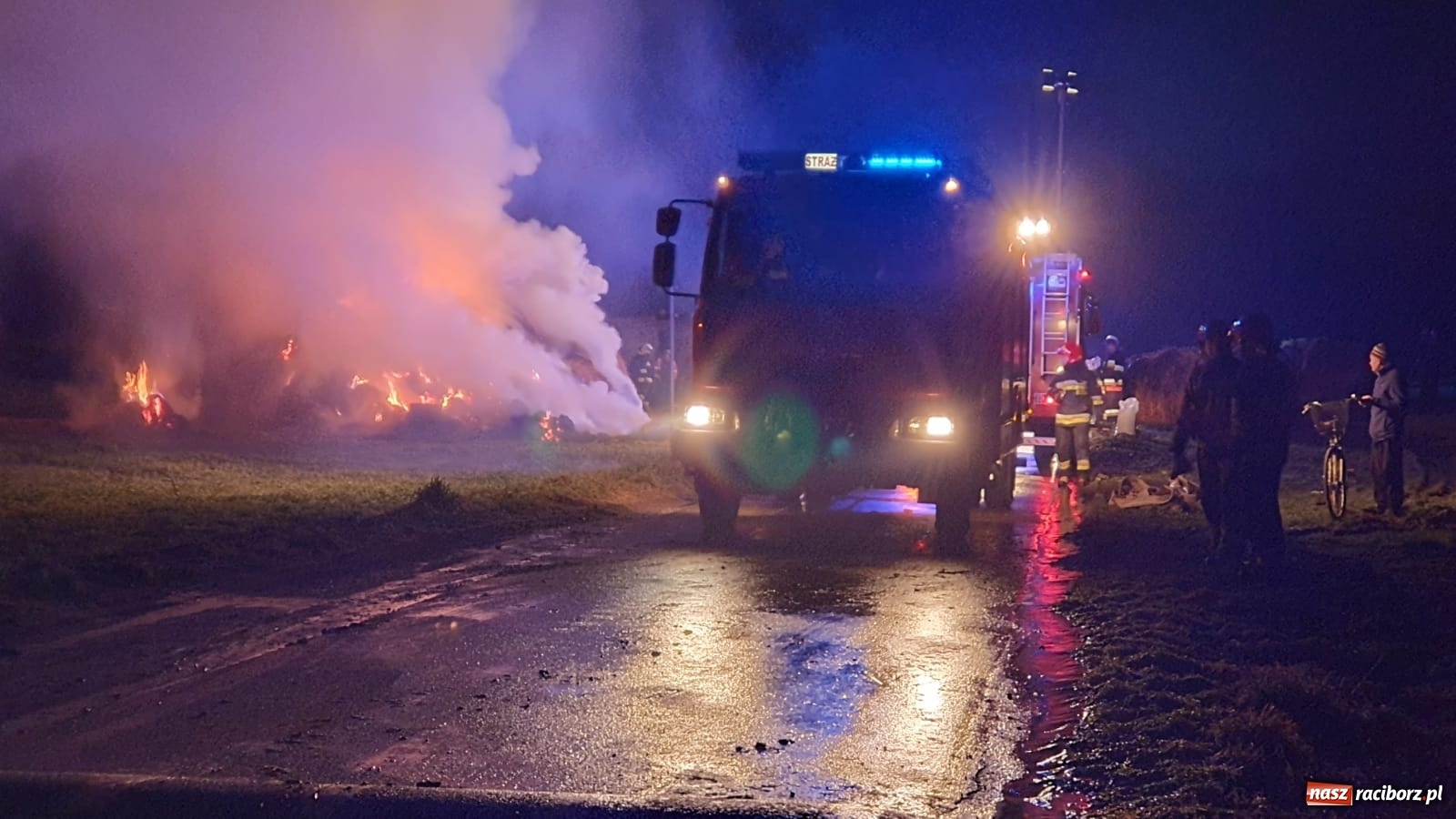 Zdjęcie w galerii na portalu naszraciborz.pl: Płonie stóg słomy przy drodze z Bolesławia na Urbanek [FOTO i WIDEO] wiadomości z regionu