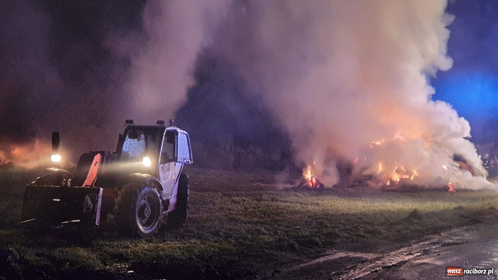 Zdjęcie w galerii na portalu naszraciborz.pl: Płonie stóg słomy przy drodze z Bolesławia na Urbanek [FOTO i WIDEO] wiadomości z regionu