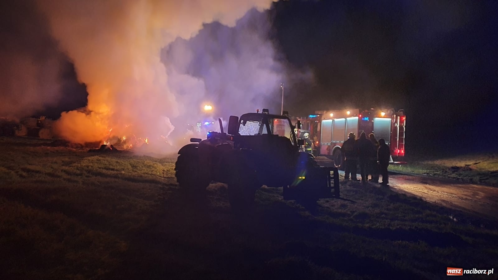 Zdjęcie w galerii na portalu naszraciborz.pl: Płonie stóg słomy przy drodze z Bolesławia na Urbanek [FOTO i WIDEO] wiadomości z regionu