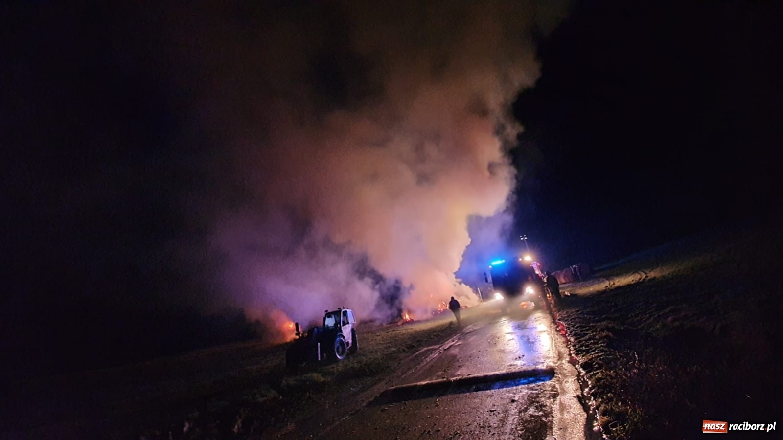 Zdjęcie w galerii na portalu naszraciborz.pl: Płonie stóg słomy przy drodze z Bolesławia na Urbanek [FOTO i WIDEO] wiadomości z regionu