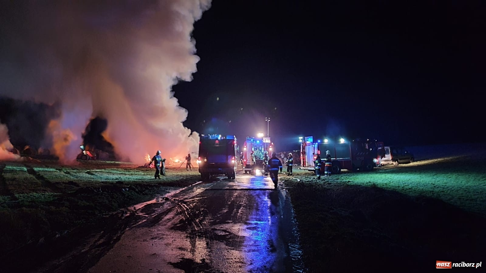 Zdjęcie w galerii na portalu naszraciborz.pl: Płonie stóg słomy przy drodze z Bolesławia na Urbanek [FOTO i WIDEO] wiadomości z regionu