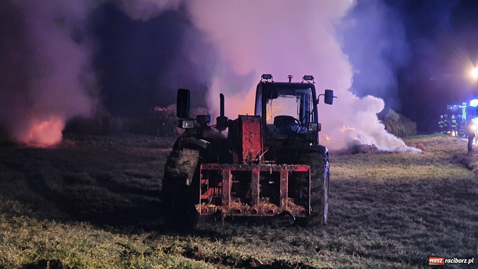Zdjęcie w galerii na portalu naszraciborz.pl: Płonie stóg słomy przy drodze z Bolesławia na Urbanek [FOTO i WIDEO] wiadomości z regionu