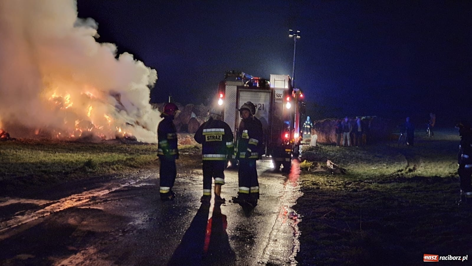 Zdjęcie w galerii na portalu naszraciborz.pl: Płonie stóg słomy przy drodze z Bolesławia na Urbanek [FOTO i WIDEO] wiadomości z regionu