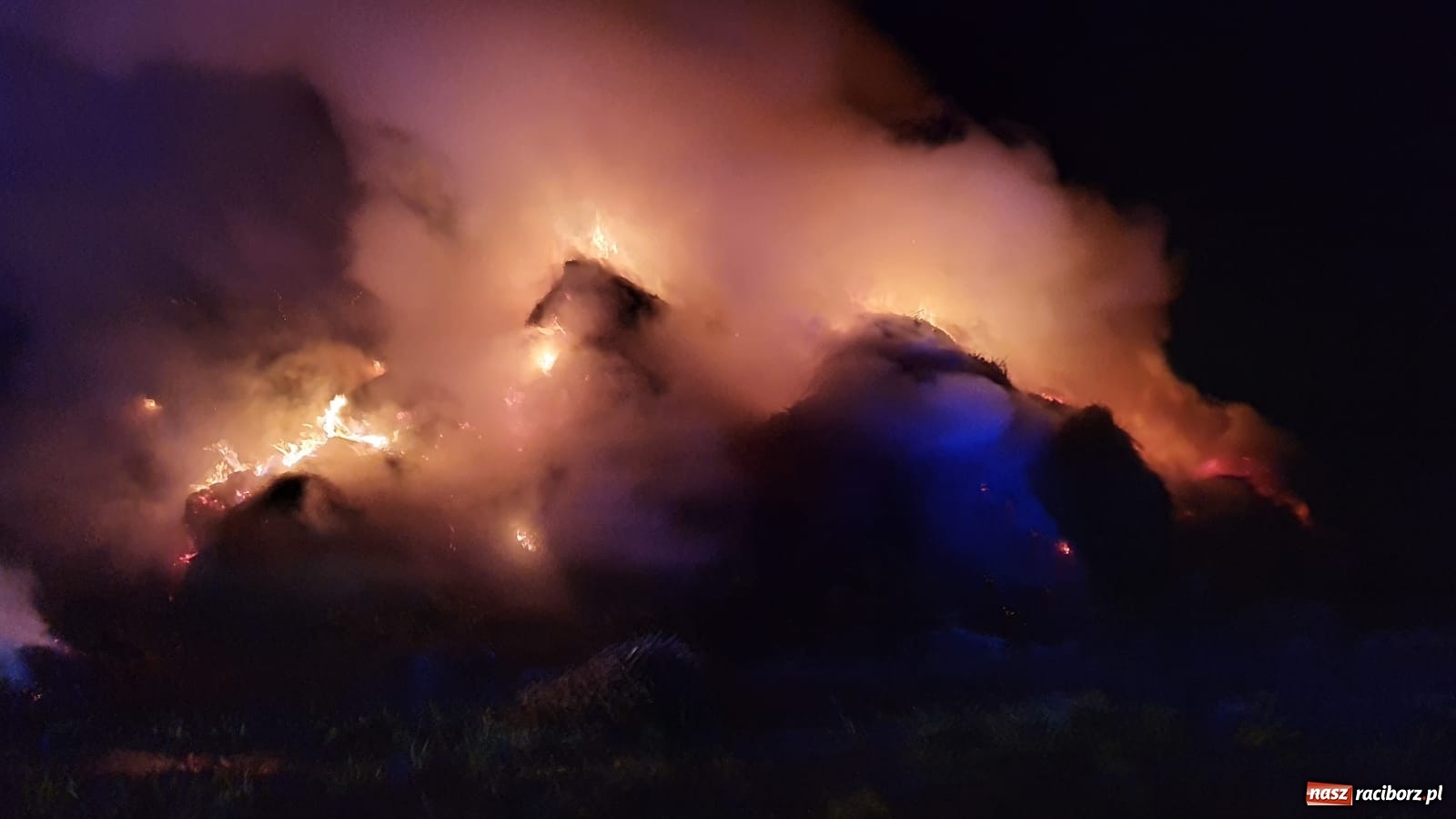 Zdjęcie w galerii na portalu naszraciborz.pl: Płonie stóg słomy przy drodze z Bolesławia na Urbanek [FOTO i WIDEO] wiadomości z regionu