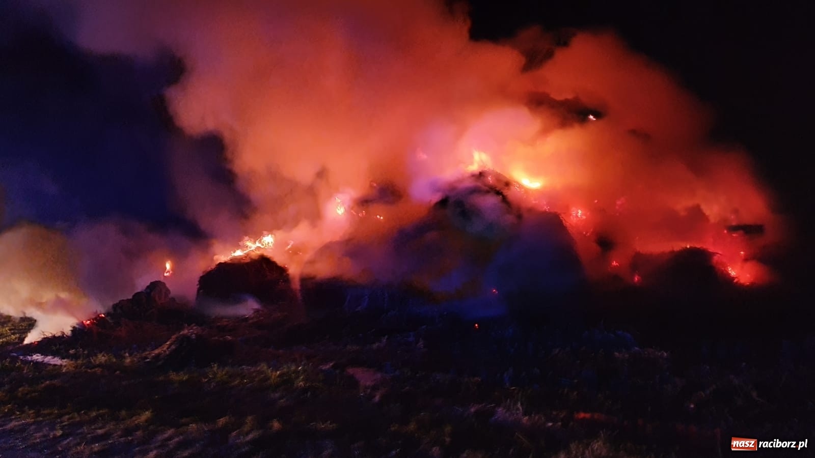 Zdjęcie w galerii na portalu naszraciborz.pl: Płonie stóg słomy przy drodze z Bolesławia na Urbanek [FOTO i WIDEO] wiadomości z regionu