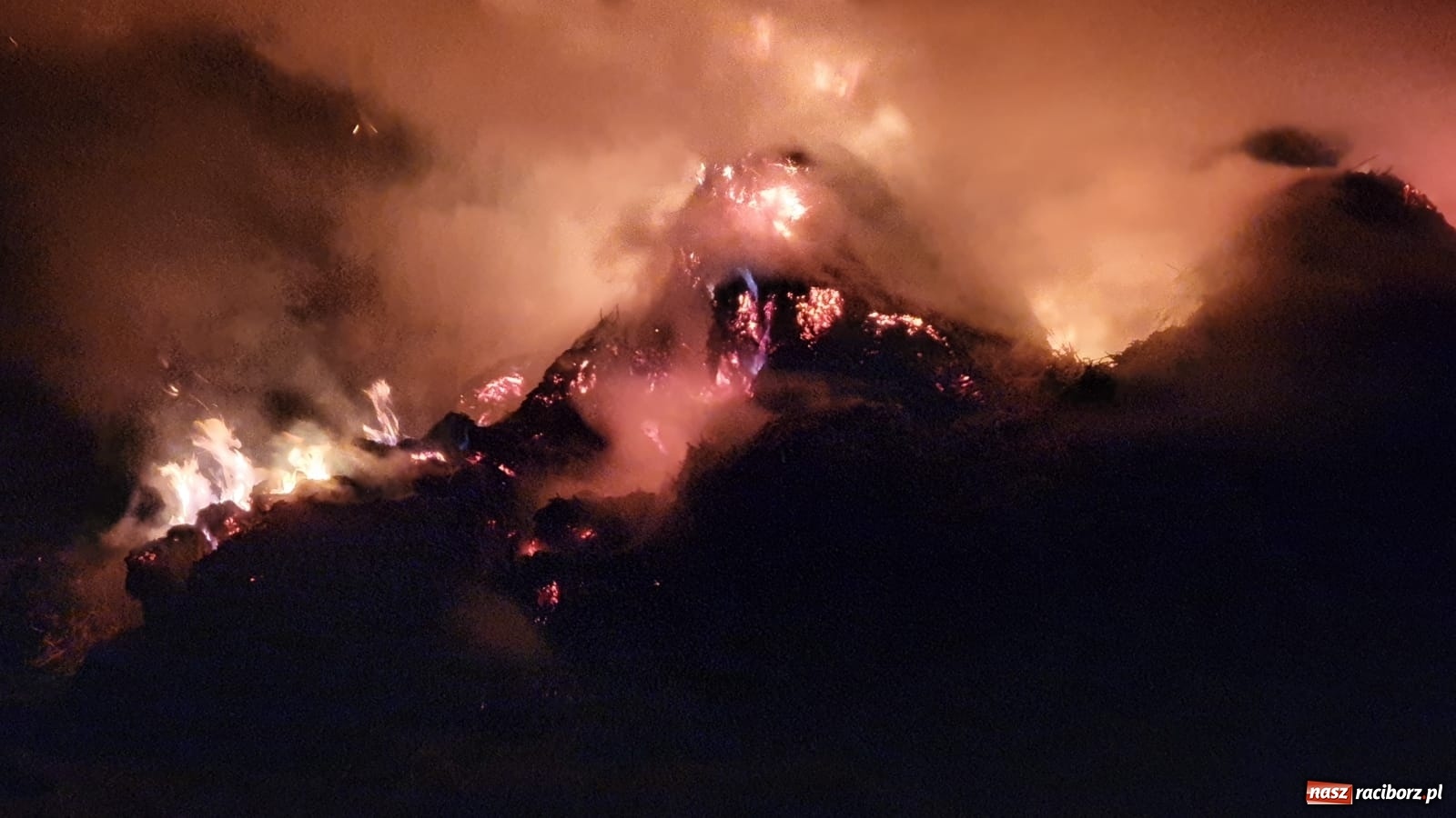 Zdjęcie w galerii na portalu naszraciborz.pl: Płonie stóg słomy przy drodze z Bolesławia na Urbanek [FOTO i WIDEO] wiadomości z regionu