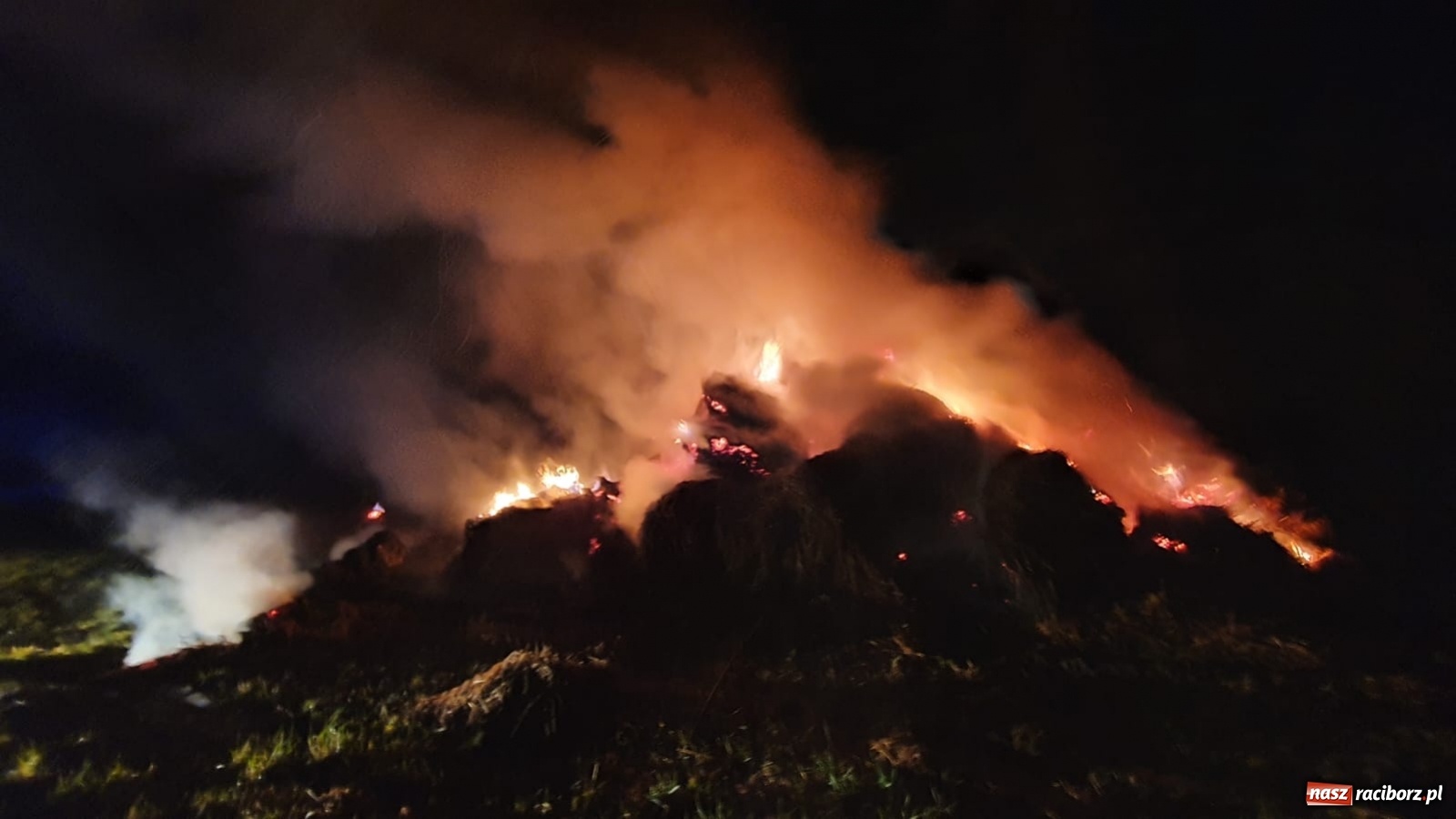 Zdjęcie w galerii na portalu naszraciborz.pl: Płonie stóg słomy przy drodze z Bolesławia na Urbanek [FOTO i WIDEO] wiadomości z regionu