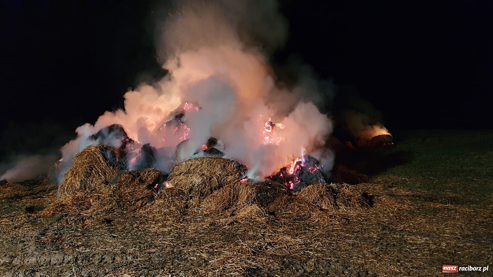 Zdjęcie w galerii na portalu naszraciborz.pl: Płonie stóg słomy przy drodze z Bolesławia na Urbanek [FOTO i WIDEO] wiadomości z regionu