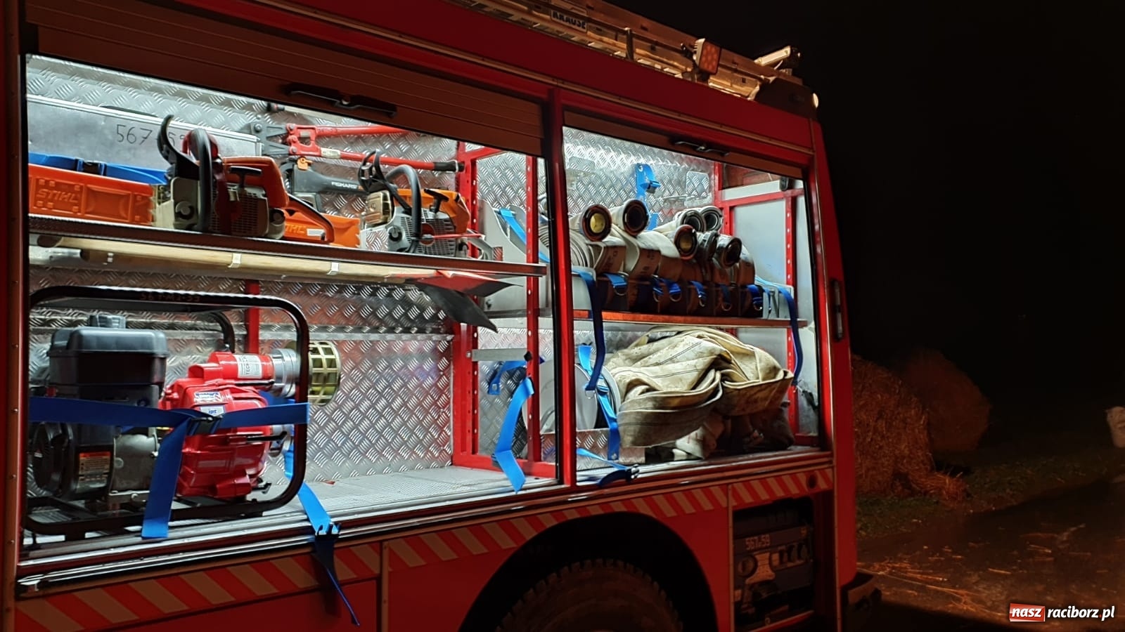 Zdjęcie w galerii na portalu naszraciborz.pl: Płonie stóg słomy przy drodze z Bolesławia na Urbanek [FOTO i WIDEO] wiadomości z regionu