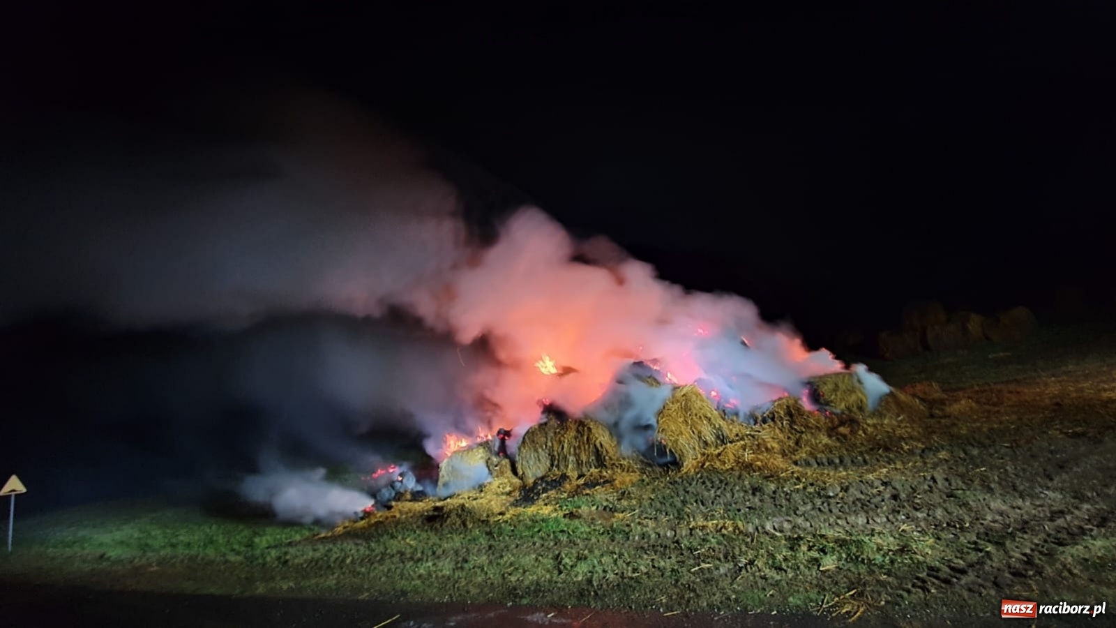 Zdjęcie w galerii na portalu naszraciborz.pl: Płonie stóg słomy przy drodze z Bolesławia na Urbanek [FOTO i WIDEO] wiadomości z regionu