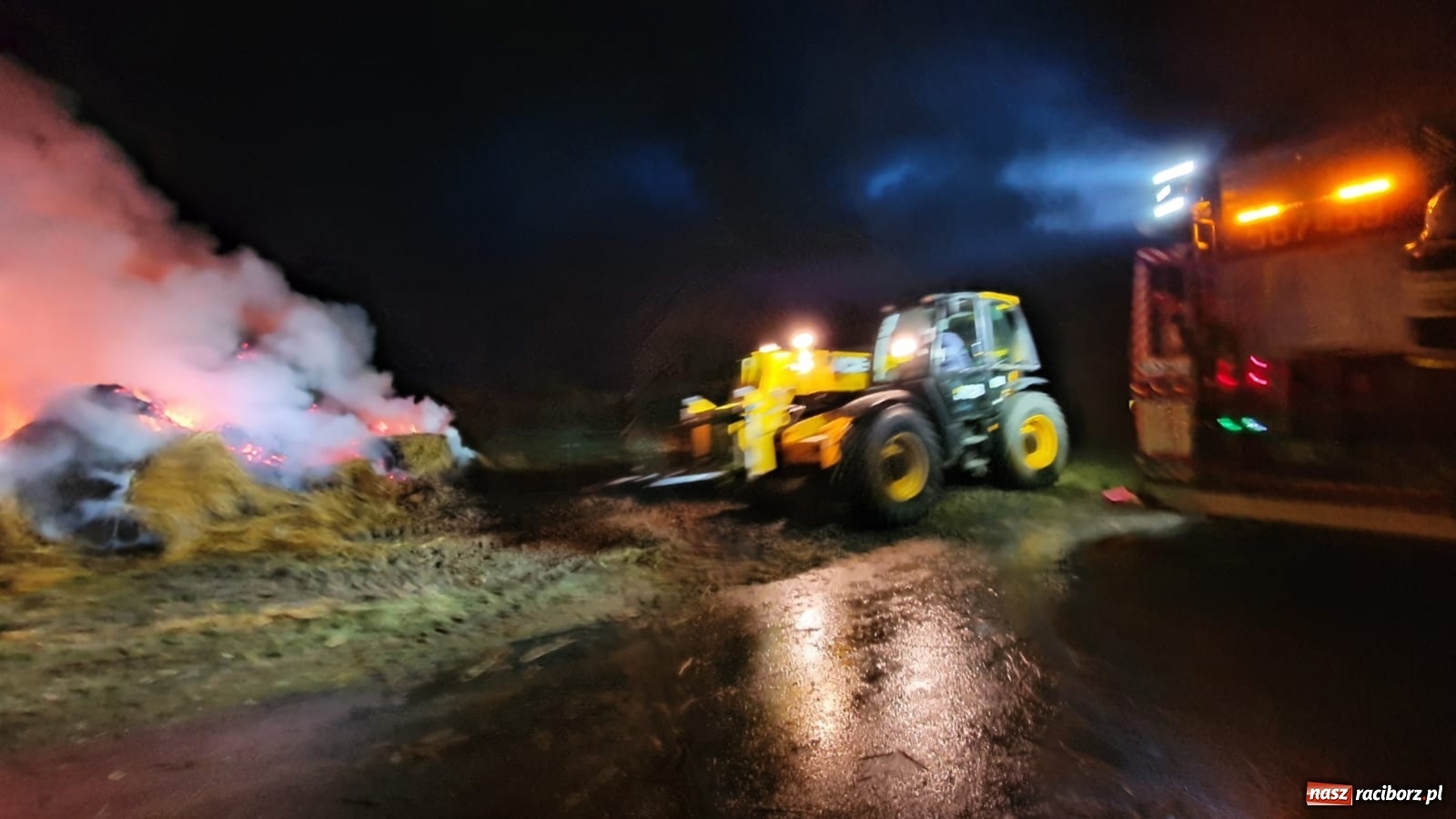 Zdjęcie w galerii na portalu naszraciborz.pl: Płonie stóg słomy przy drodze z Bolesławia na Urbanek [FOTO i WIDEO] wiadomości z regionu