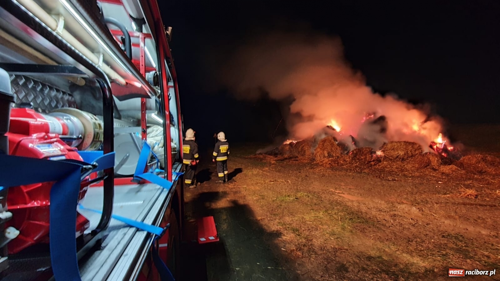 Zdjęcie w galerii na portalu naszraciborz.pl: Płonie stóg słomy przy drodze z Bolesławia na Urbanek [FOTO i WIDEO] wiadomości z regionu