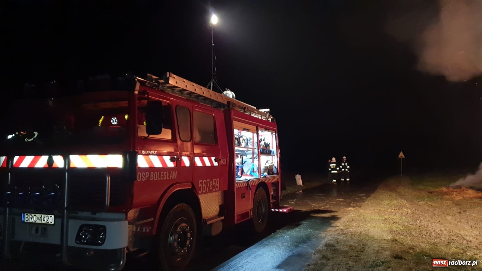 Zdjęcie w galerii na portalu naszraciborz.pl: Płonie stóg słomy przy drodze z Bolesławia na Urbanek [FOTO i WIDEO] wiadomości z regionu