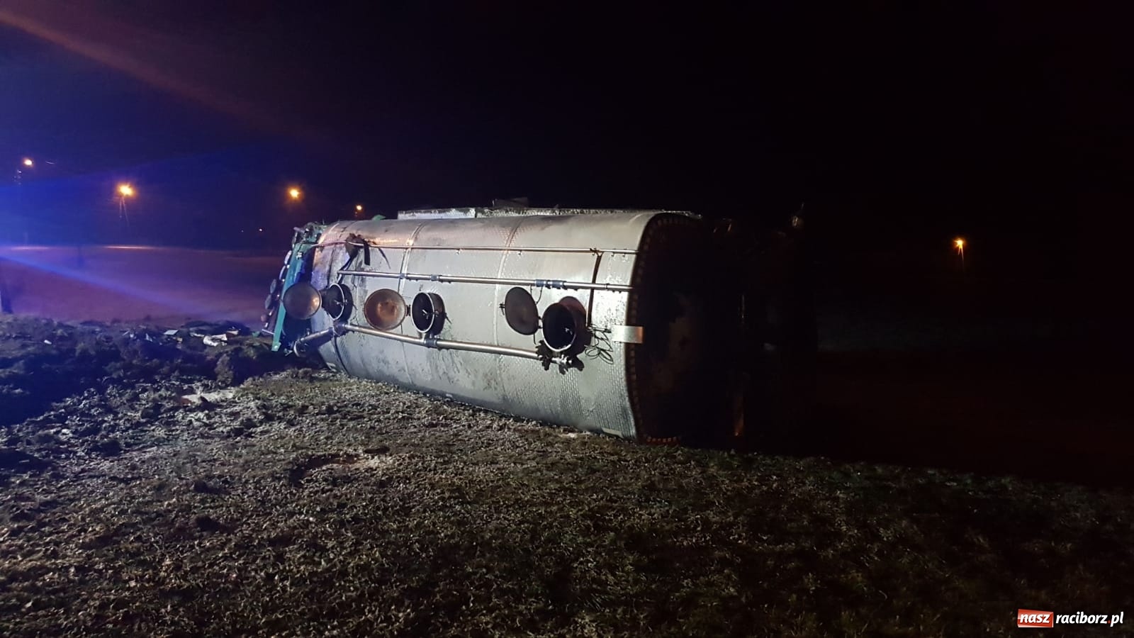 Zdjęcie w galerii na portalu naszraciborz.pl: Kierowca cysterny z mlekiem przeszarżował w Zawadzie Książęcej [FOTO] wiadomości z regionu