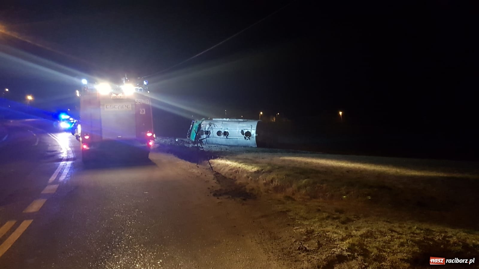 Zdjęcie w galerii na portalu naszraciborz.pl: Kierowca cysterny z mlekiem przeszarżował w Zawadzie Książęcej [FOTO] wiadomości z regionu