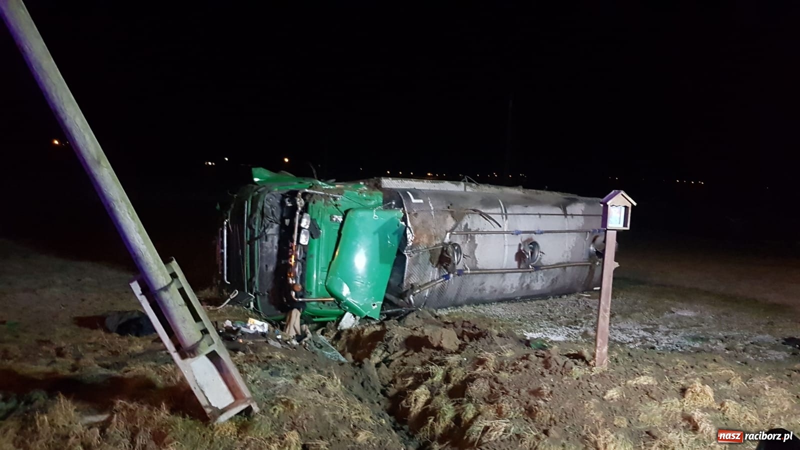 Zdjęcie w galerii na portalu naszraciborz.pl: Kierowca cysterny z mlekiem przeszarżował w Zawadzie Książęcej [FOTO] wiadomości z regionu