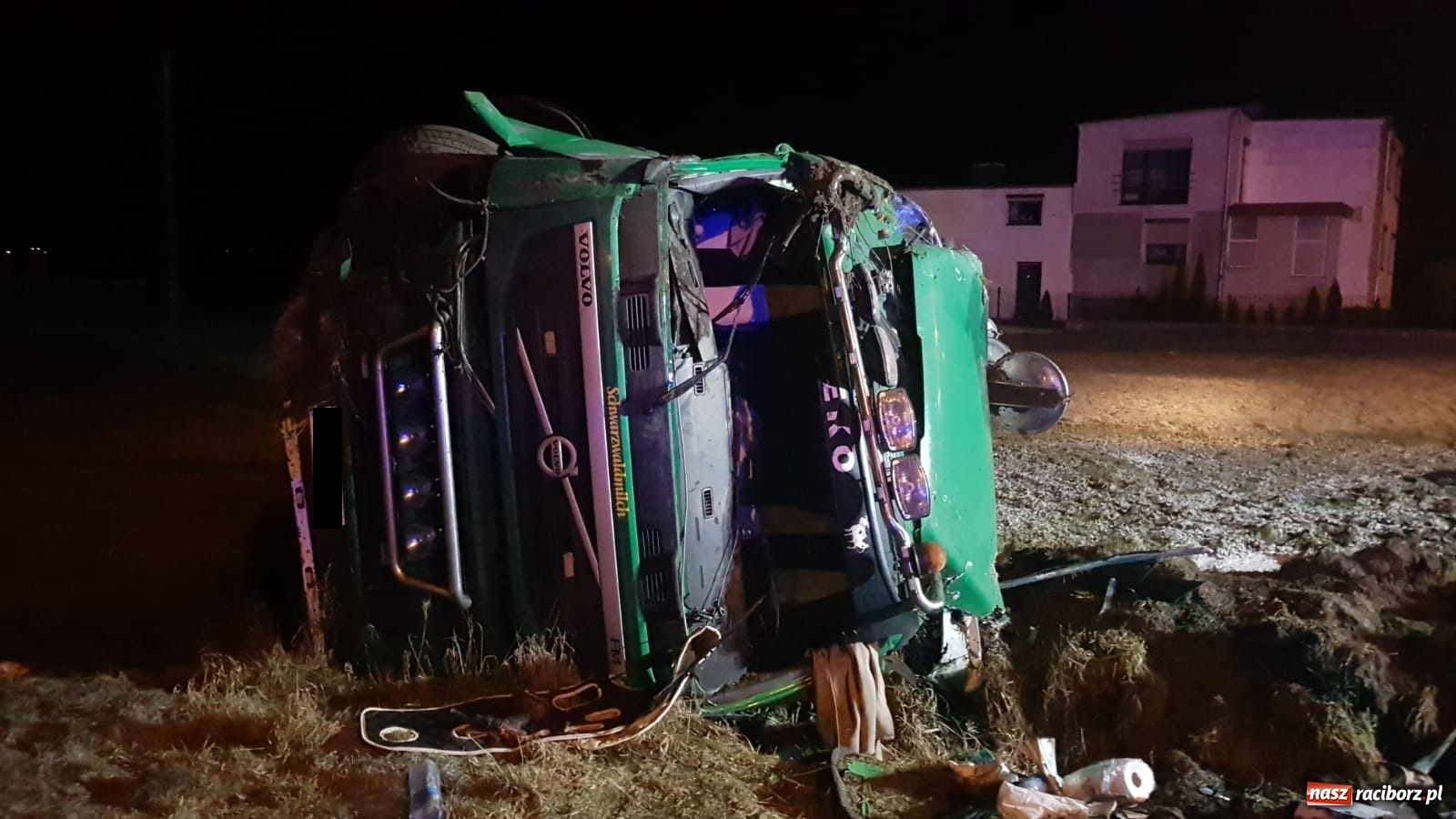 Zdjęcie w galerii na portalu naszraciborz.pl: Kierowca cysterny z mlekiem przeszarżował w Zawadzie Książęcej [FOTO] wiadomości z regionu
