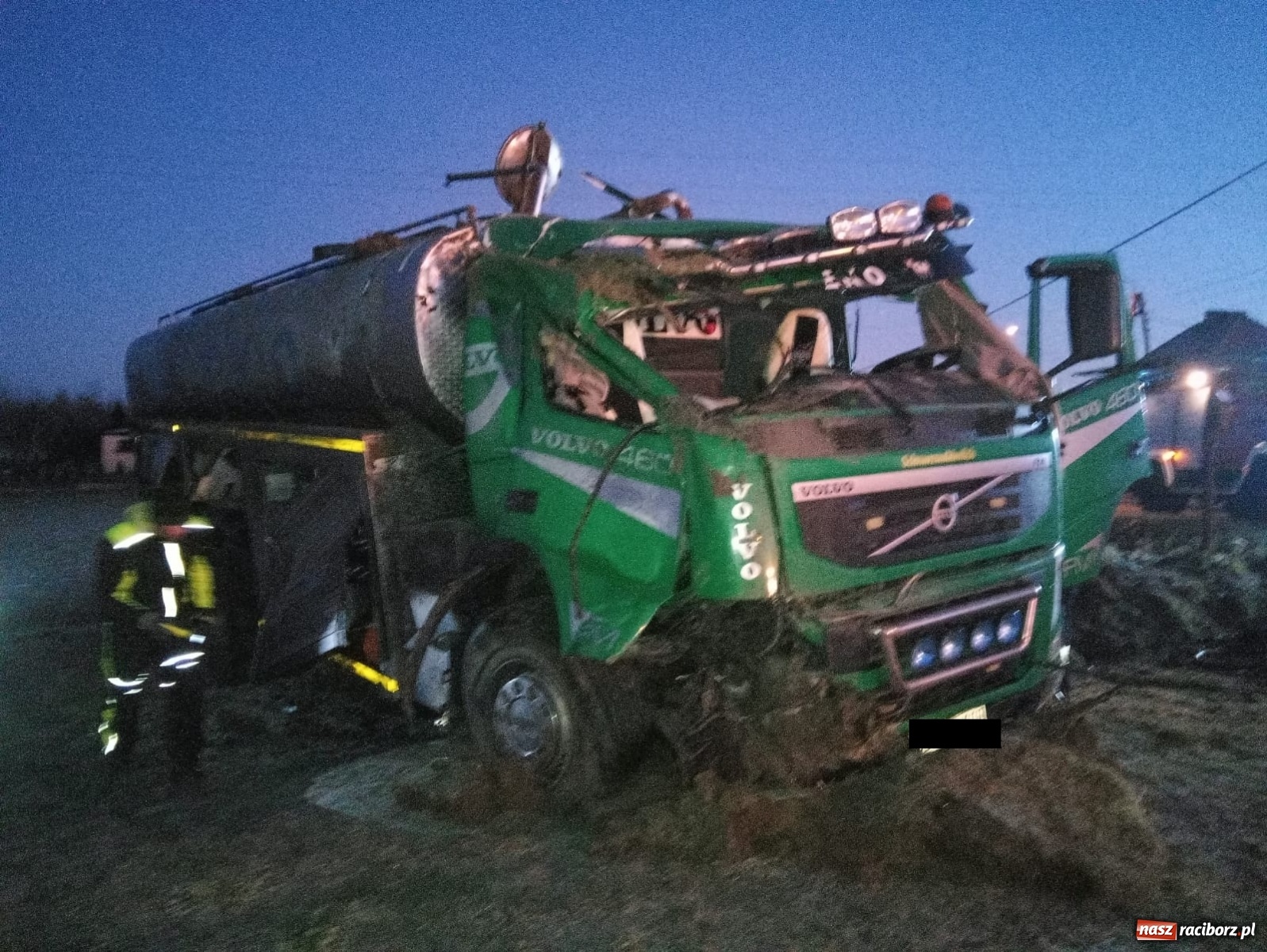 Zdjęcie w galerii na portalu naszraciborz.pl: Kierowca cysterny z mlekiem przeszarżował w Zawadzie Książęcej [FOTO] wiadomości z regionu