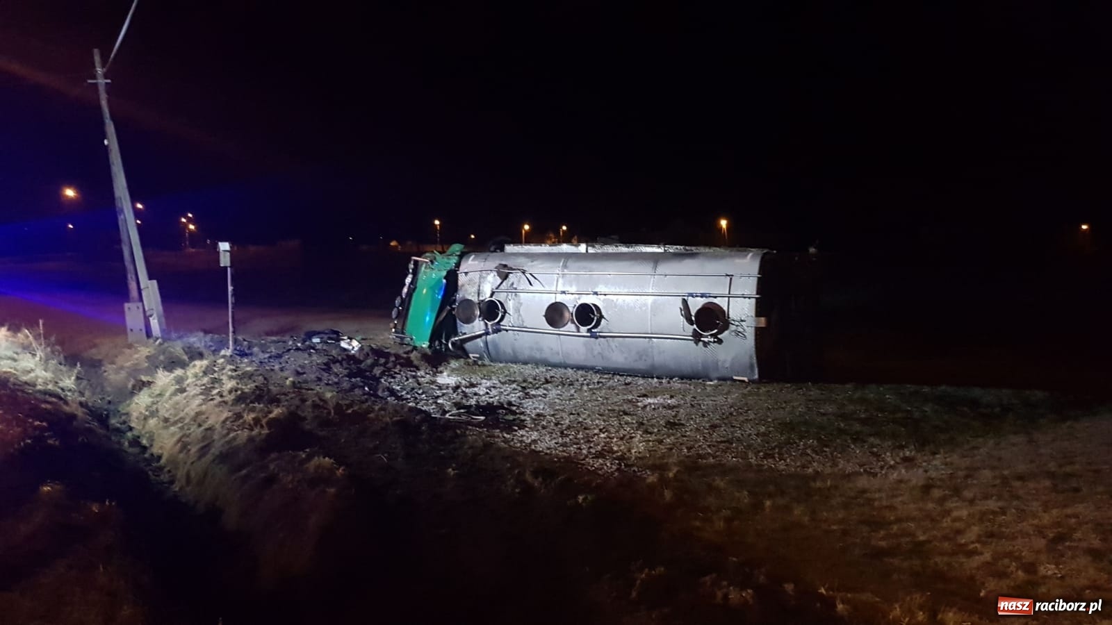 Zdjęcie w galerii na portalu naszraciborz.pl: Kierowca cysterny z mlekiem przeszarżował w Zawadzie Książęcej [FOTO] wiadomości z regionu