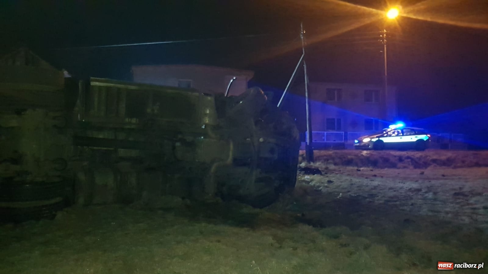 Zdjęcie w galerii na portalu naszraciborz.pl: Kierowca cysterny z mlekiem przeszarżował w Zawadzie Książęcej [FOTO] wiadomości z regionu