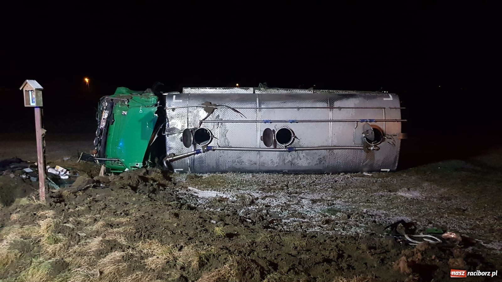 Zdjęcie w galerii na portalu naszraciborz.pl: Kierowca cysterny z mlekiem przeszarżował w Zawadzie Książęcej [FOTO] wiadomości z regionu