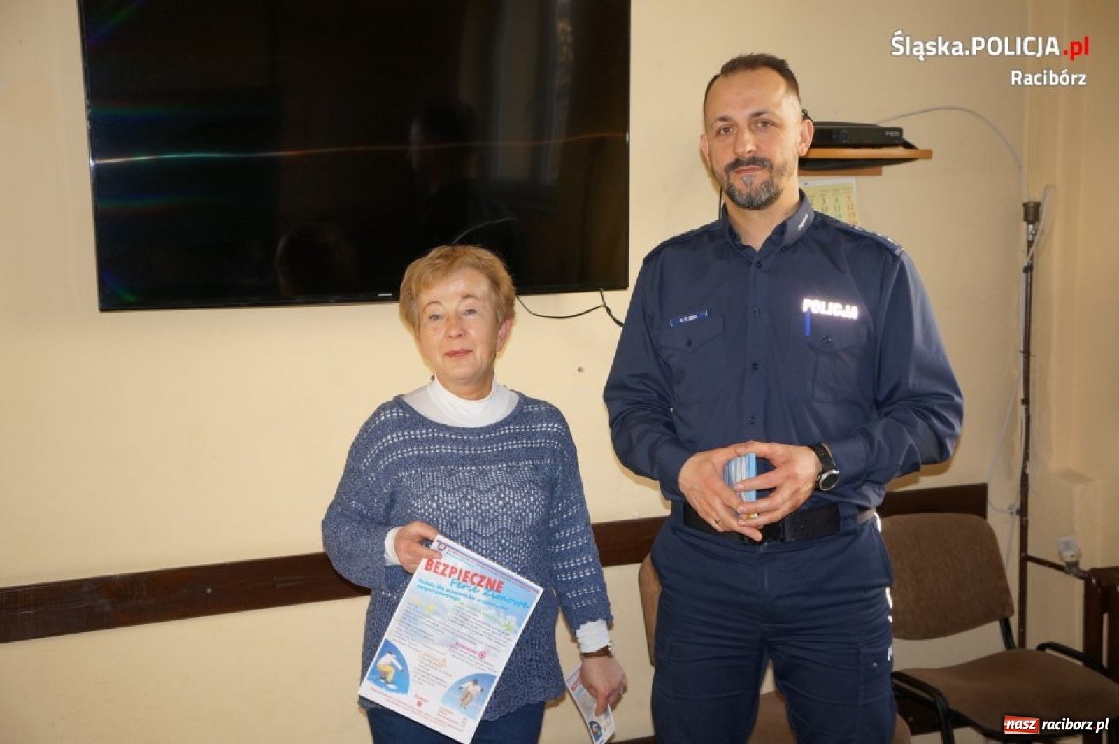 Zdjęcie w galerii na portalu naszraciborz.pl: Raciborscy policjanci i Sanepid wspólnie promują bezpieczeństwo wiadomości z regionu