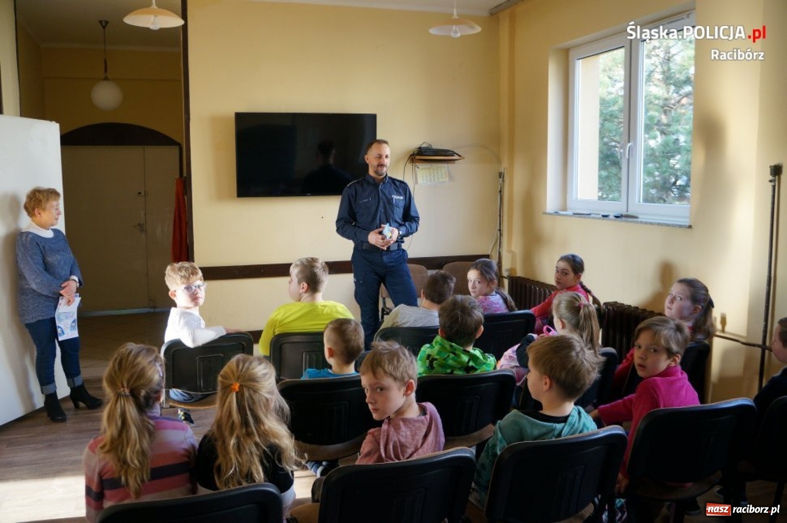 Zdjęcie w galerii na portalu naszraciborz.pl: Raciborscy policjanci i Sanepid wspólnie promują bezpieczeństwo wiadomości z regionu