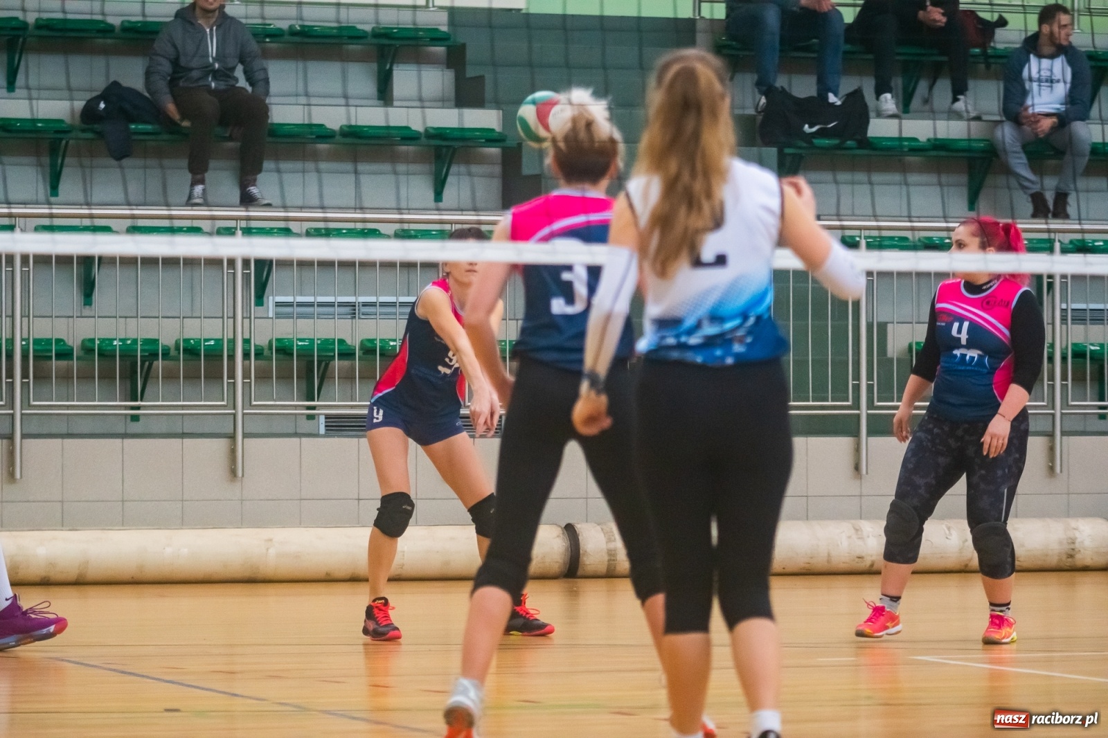 Zdjęcie w galerii na portalu naszraciborz.pl: RLPS. Zacięte pojedynki w Arenie Rafako [FOTO i WIDEO] wiadomości z regionu