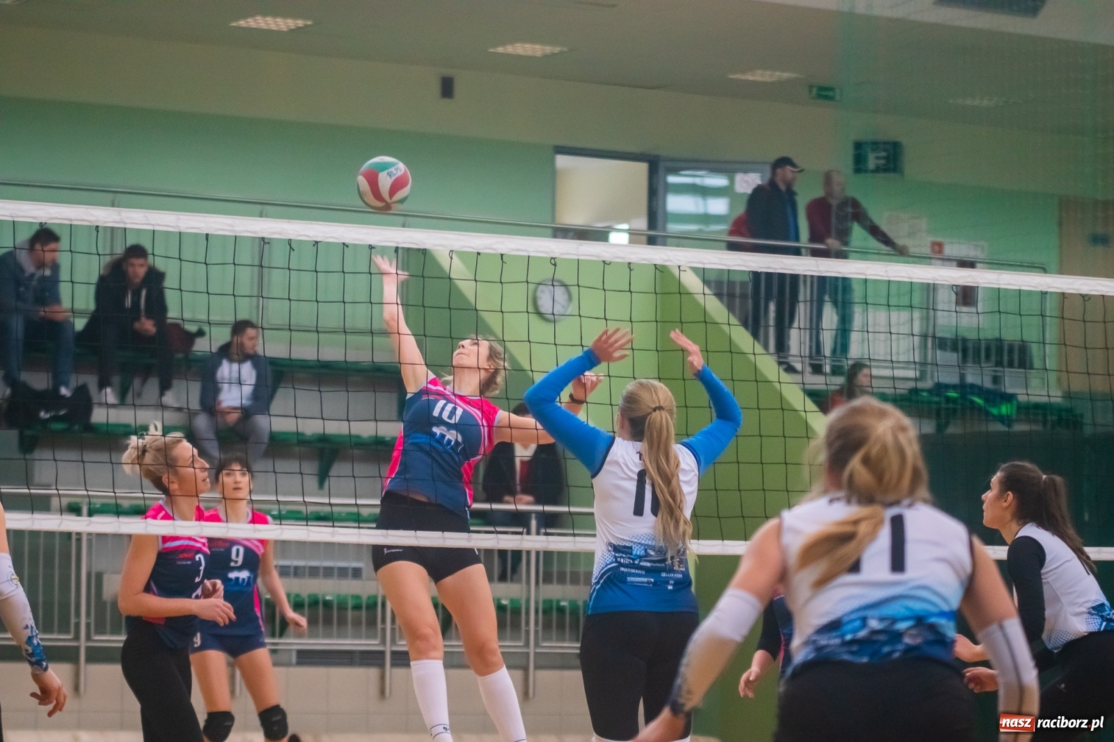 Zdjęcie w galerii na portalu naszraciborz.pl: RLPS. Zacięte pojedynki w Arenie Rafako [FOTO i WIDEO] wiadomości z regionu