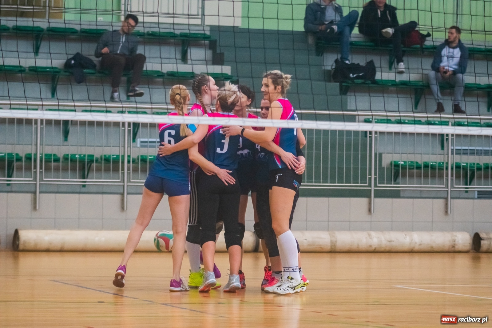 Zdjęcie w galerii na portalu naszraciborz.pl: RLPS. Zacięte pojedynki w Arenie Rafako [FOTO i WIDEO] wiadomości z regionu