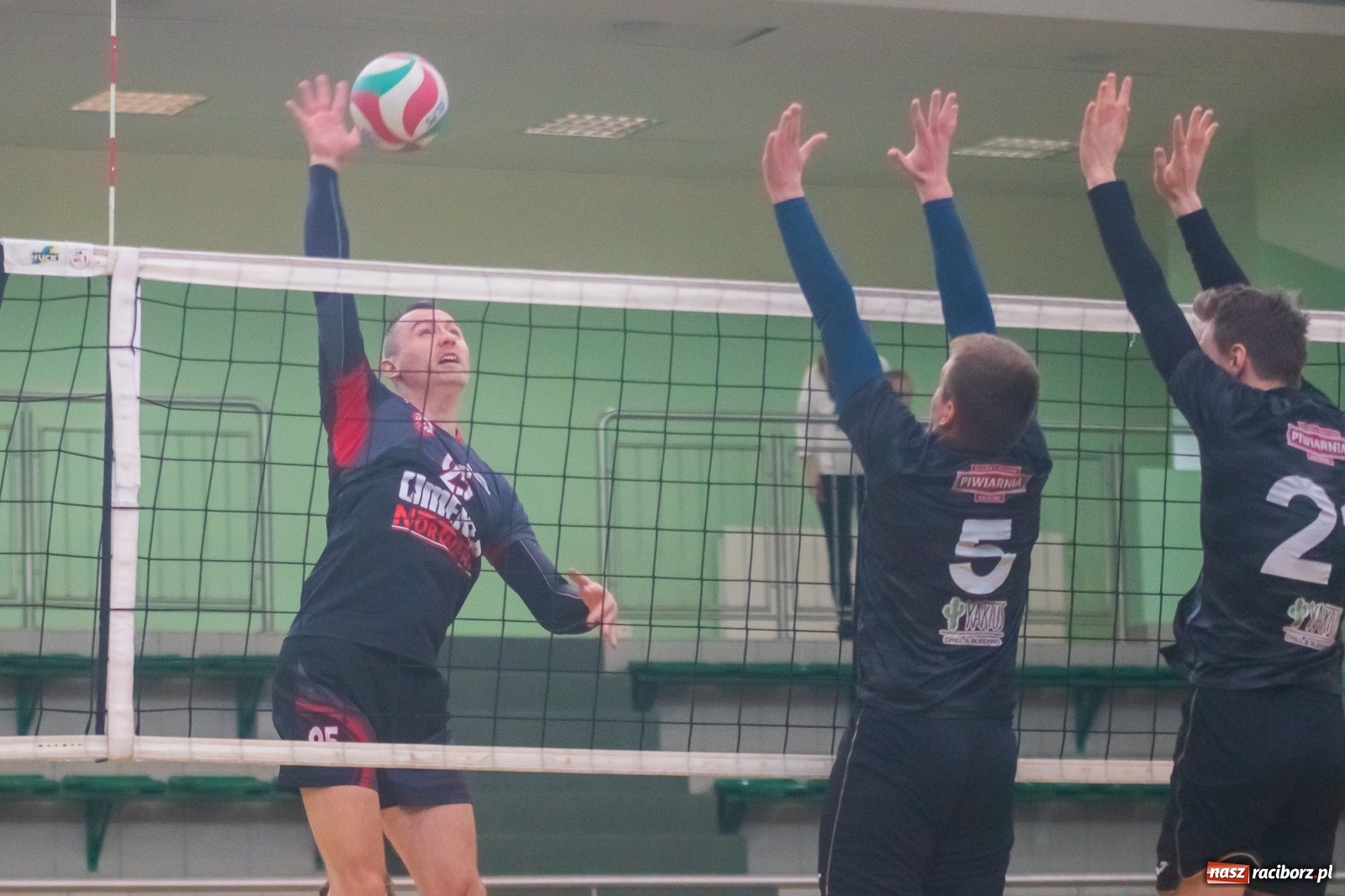 Zdjęcie w galerii na portalu naszraciborz.pl: RLPS. Zacięte pojedynki w Arenie Rafako [FOTO i WIDEO] wiadomości z regionu