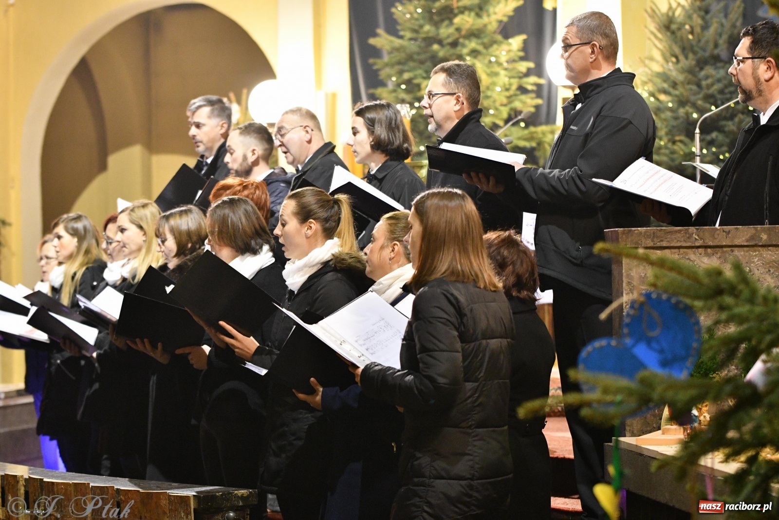Zdjęcie w galerii na portalu naszraciborz.pl: Chór Sursum Corda z Kędzierzyna-Koźla wystąpił w kościele NSPJ [FOTO i WIDEO] wiadomości z regionu