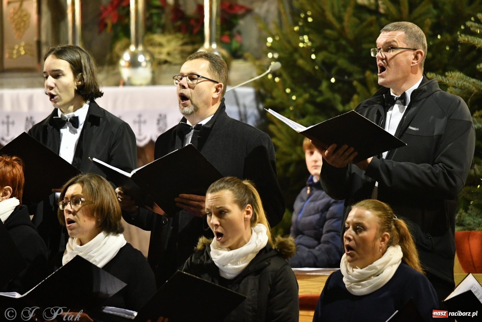 Zdjęcie w galerii na portalu naszraciborz.pl: Chór Sursum Corda z Kędzierzyna-Koźla wystąpił w kościele NSPJ [FOTO i WIDEO] wiadomości z regionu