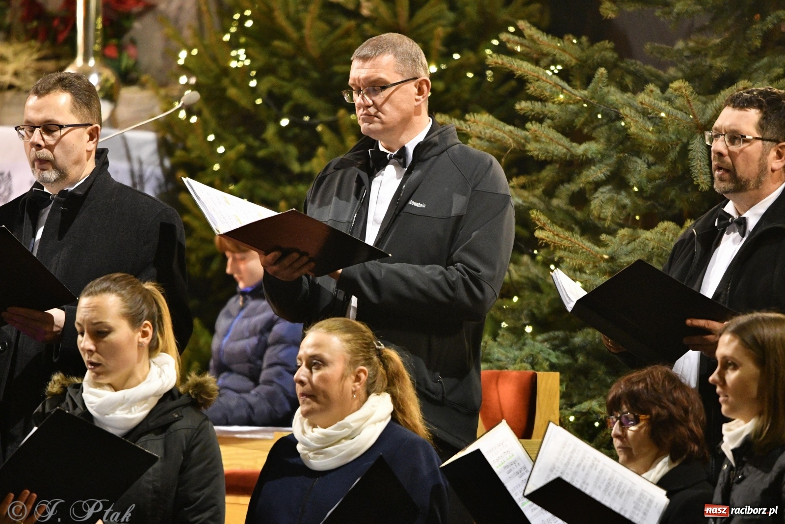 Zdjęcie w galerii na portalu naszraciborz.pl: Chór Sursum Corda z Kędzierzyna-Koźla wystąpił w kościele NSPJ [FOTO i WIDEO] wiadomości z regionu