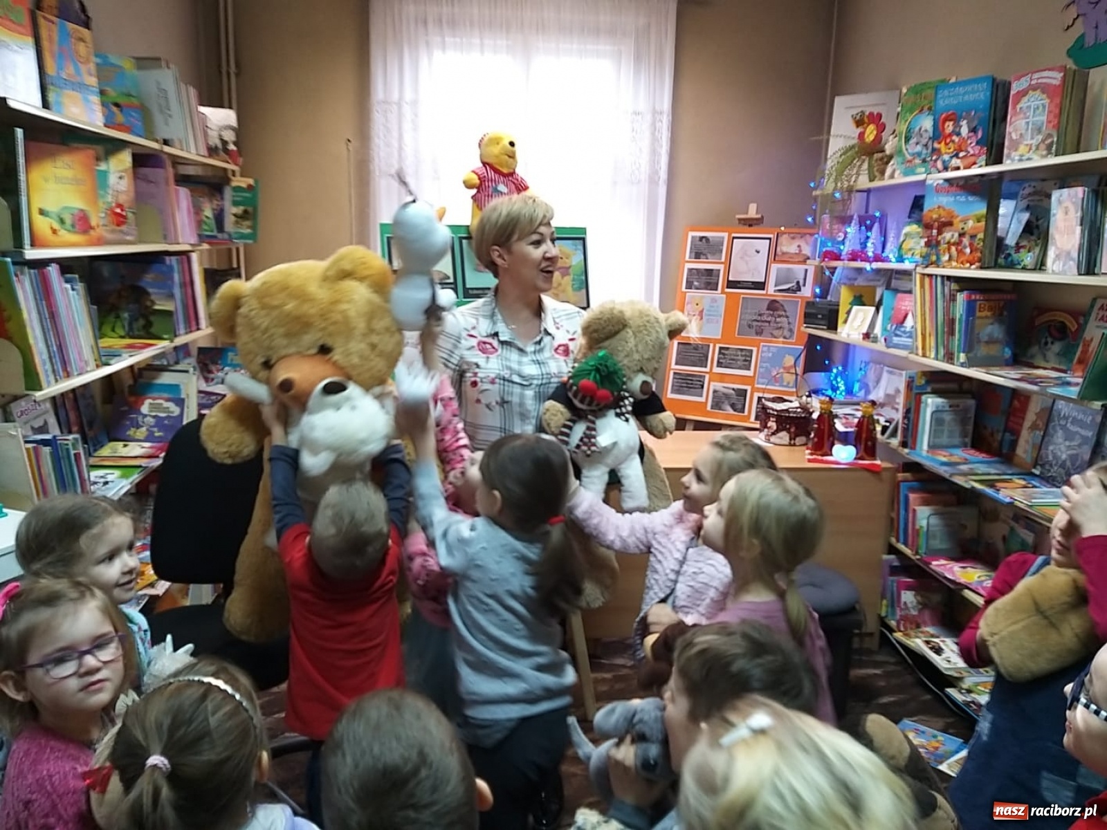 Zdjęcie w galerii na portalu naszraciborz.pl: Bibliotekę w Rudach odwiedził wyjątkowy gość wiadomości z regionu